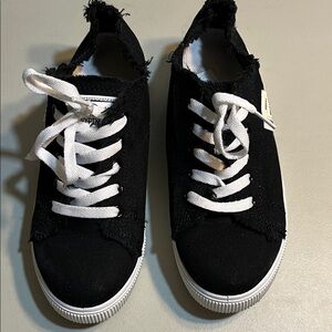 Low-Top Black Canvas Sneakers with White Laces